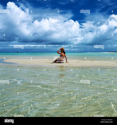 Frau Im Bikini Am Tropischen Strand Stockfotografie Alamy