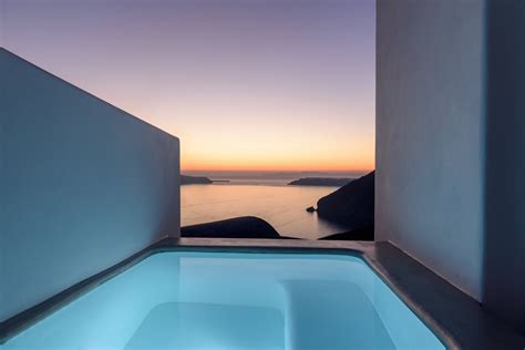 Santorini Luxury Hotels for the Best Possible Accommodation Abroad