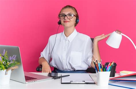 Heureuse Jeune Fille Blonde Du Centre D Appels Portant Un Casque Et Des Lunettes Assise Au