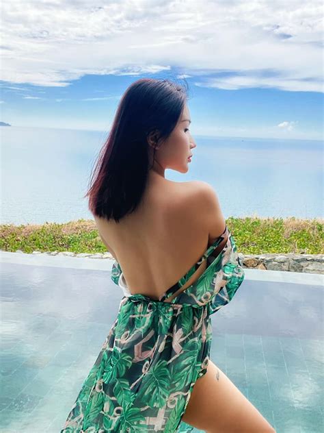 Khả Như khoe hình thể cực nóng bỏng với bikini Làm cha mẹ