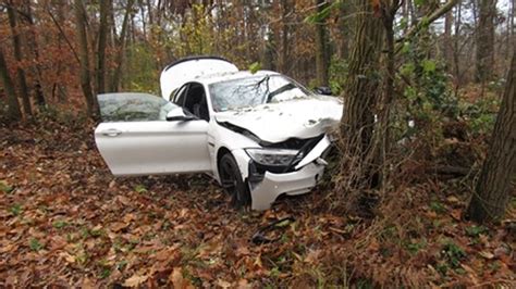 Langenfeld bei Düsseldorf BMW M4 kracht bei Unfall gegen Baum