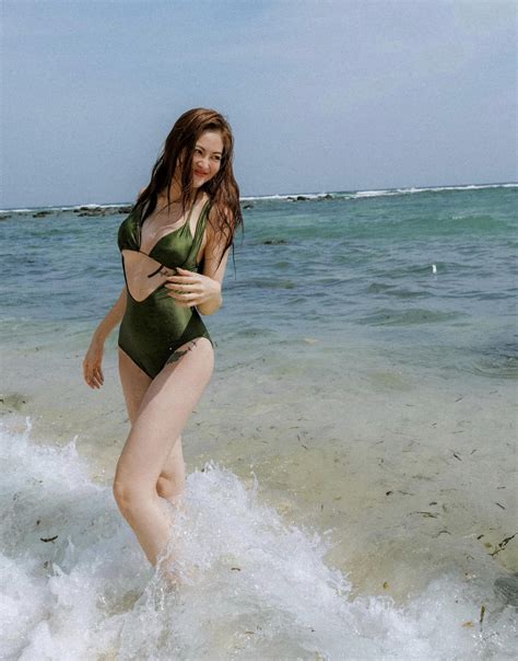 Thùy Anh khoe loạt ảnh bikini độ nóng bỏng khác xa trong phim