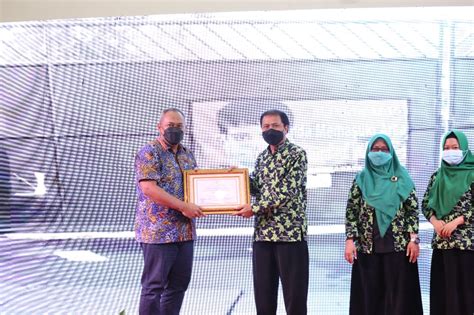 Sembilan Sekolah Di Surabaya Dapat Penghargaan Adiwiyata Mandiri Dari