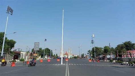 Waduh Tiang Bendera Terpasang Ditengah Tengah Jalan Pancasila Kota