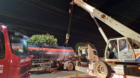 Carreta carregada mais de 20 mil litros de combustível tomba em rua