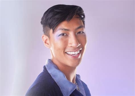 Sonrisa De Maquillaje Y Retrato De Un Hombre Gay De Indonesia Con Confianza Aislado En Un Fondo