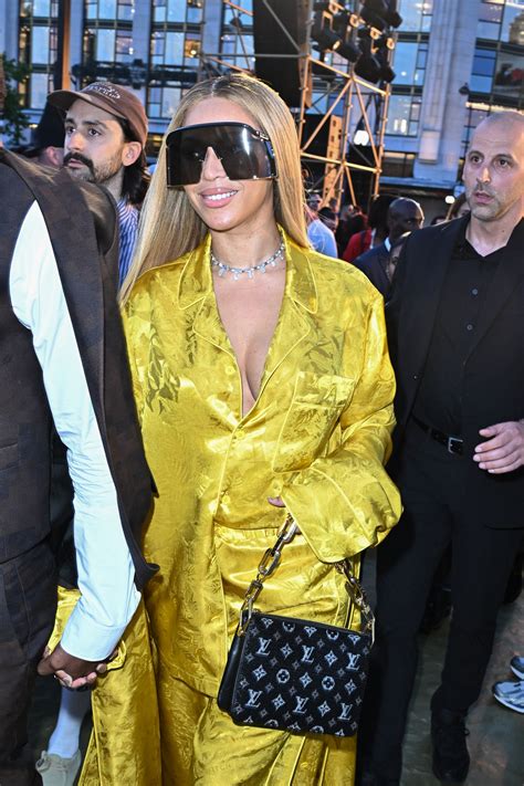 Beyoncé Is Giving Big Buzz Energy In Oversize Sunnies And A Yellow