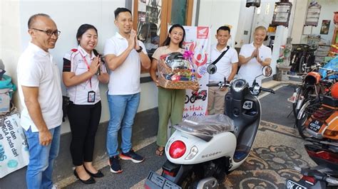 Hari Pelanggan Nasional Manajemen Astra Motor Bali Kunjungi Konsumen