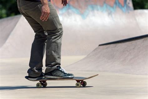 Entusiasta Mais Idoso Do Skate Que Patina Ao Redor No Parque Do Patim