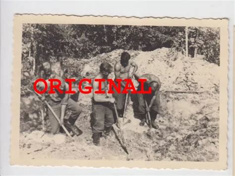 FOTO WK JÜNGLING halb nackt Nude Gay Schaufel Wald Stellung Bau Russland Ostfro EUR