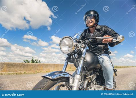 Homem Novo Que Monta Seu Velomotor Na Estrada Aberta Foto De Stock