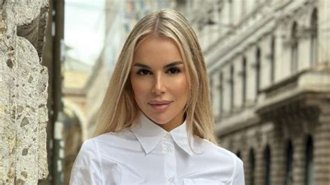 La esposa de Luis Fonsi revienta la temporada de otoño en el bikini morado con más estilo El