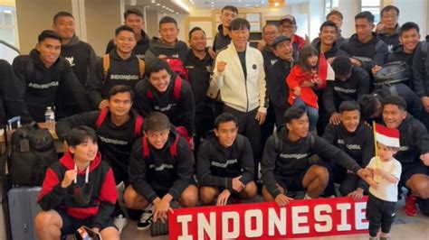 Pelaku Sejarah Tiba Di Paris Timnas Indonesia U 23 Disambut Meriah