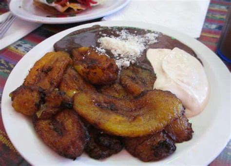 Platanos Fritos Con Frijoles Y Crema