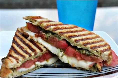 Panini De Tomate Pesto Y Mozzarella Delicious Sandwiches Food Pesto