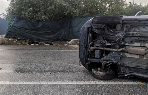 Lamezia Auto Perde Il Controllo E Si Ribalta Su Via Martiri Di