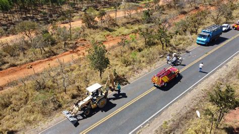 Acidente Entre Moto E Retroescavadeira Deixa Uma Pessoa Ferida Na GO