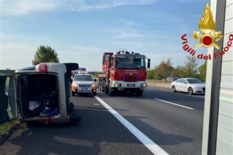 Incidente Sulla A Un Auto Si Ribalta Dopo Un Tamponamento Ferita