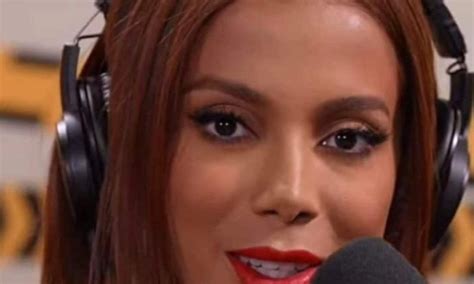 Anitta revelou que lançou perfume íntimo porque sua própria pepeca fede