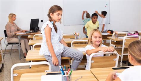 Colegas De Classe Adolescentes Alegres Conversando No Recreio Entre