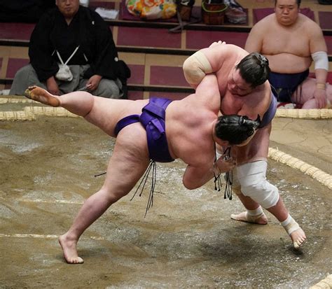 明生（左）を小手投げで下す照ノ富士（撮影・島崎 忠彦） ― スポニチ Sponichi Annex スポーツ