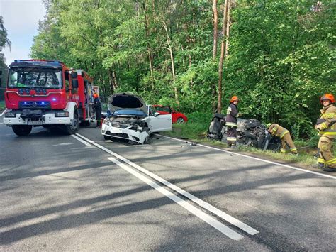 Zderzenie I Dachowanie Na Drodze Krajowej Nr 79 W Miejscowości Karsy Dwie Osoby Ranne Droga