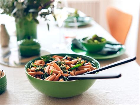 Rode Linzenpasta Met Spinaziesalade En Wortelloof Pesto Le Creuset NL