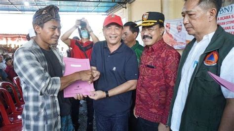 Bupati Karangasem Gede Dana Serahkan Bantuan Unit Rumah Pasca