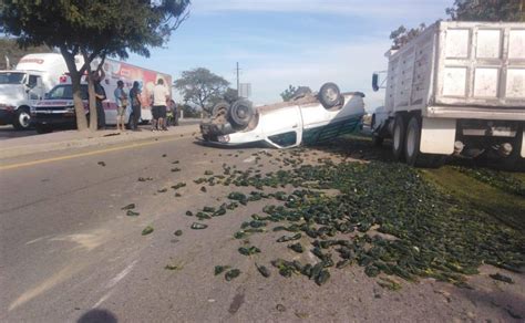 Camión vuelca dejando cientos de chiles en carretera hay dos heridos