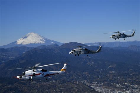 防衛省 海上自衛隊 On Twitter 初飛行訓練の様子が届きました！／ ヘリコプター3機による見事な編隊飛行は操縦士の練度の高さが伺えます。 青空にも恵まれ、幸先の良いスタートとなり