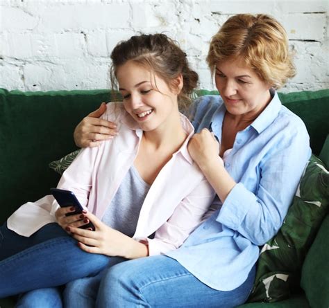 Concept De Mode De Vie Et De Personnes Mère Mature Et Sa Fille Faisant Un Selfie à L aide D un