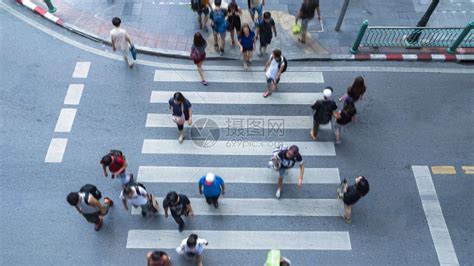 时钟在横行商业街上走的模糊人物空中照片高清图片下载 正版图片504971351 摄图网