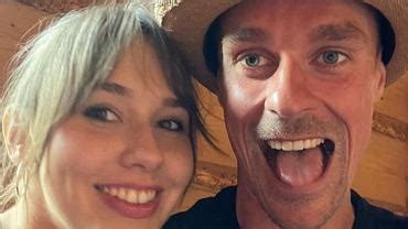 Marcelina Ziętek grilluje w fartuchu Nagle się odwróciła i pokazała bikini Przez żołądek do