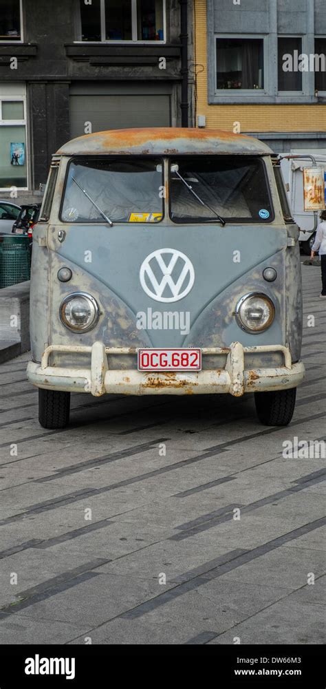 Furgoneta combi vw de la década de 1960 fotografías e imágenes de alta