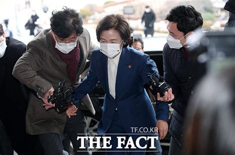 Tf사진관 윤석열 징계위 앞두고 출근하는 추미애 법무장관 포토 기사 더팩트