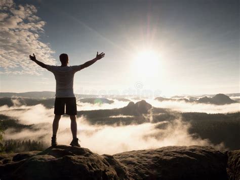 Homme En Haut Dune Montagne Regardant Le Paysage Brumeux Ressentez