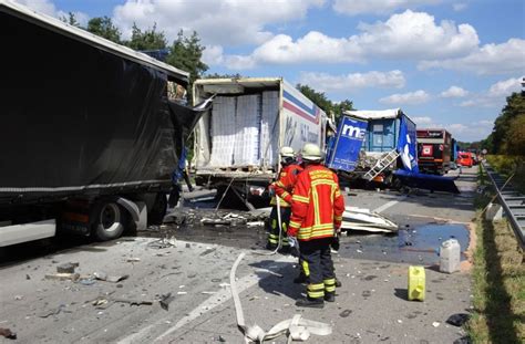 Lastwagen Rast Ungebremst In Stauende