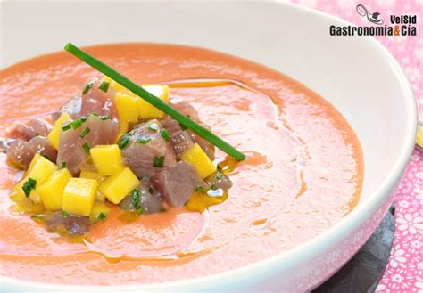 Salmorejo con tartar de atún y mango Gastronomía Cía