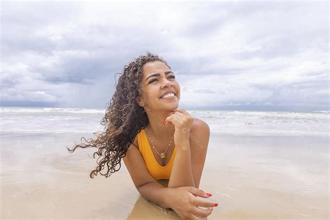 Mulher Jovem Na Praia Mulher Afro Sentada Na Areia Da Praia Em Um