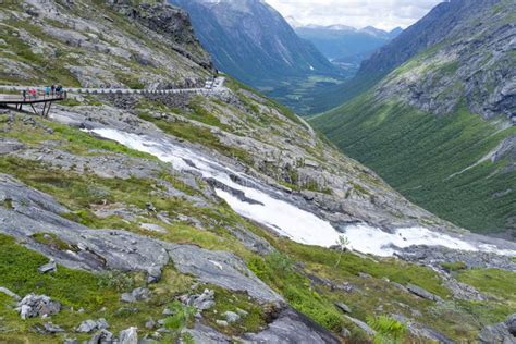 A Estrada Entre As Montanhas Noruega De Trollstigen Imagem De Stock