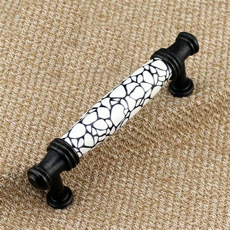 New Products Europe Style Fashion Ceramic Handle Modern Black Relief