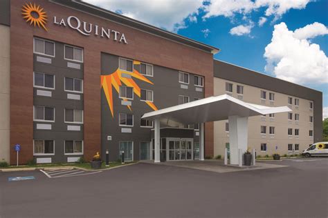 La Quinta Inn & Suites by Wyndham Cleveland - Airport North | Cleveland ...