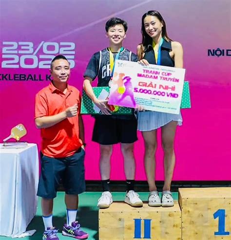 Lý Hoàng Nam chăm vợ xinh trên sân pickleball hot girl bóng rổ nằm sân sau 13 trận