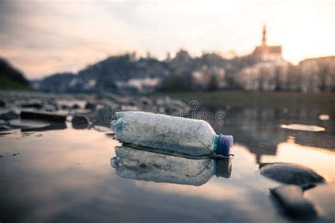 Contaminaci N Ambiental Botella Pl Stica En La Playa Ciudad Urbana