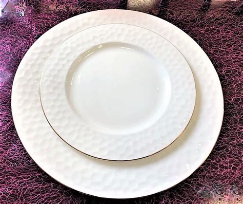 Комплект за чай и кафе от бял,костен порцелан със златен кант