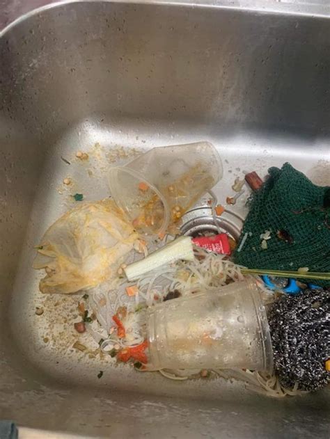 Cám cảnh với cô bạn xinh như hot girl nhưng ở bẩn Băng vệ sinh vứt bừa bãi bát ăn xong không