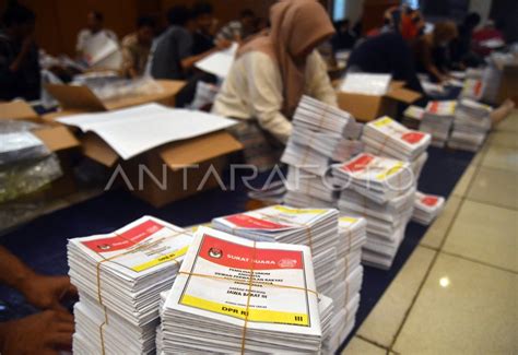 Penyortiran Dan Pelipatan Surat Suara Pemilu 2024 ANTARA Foto