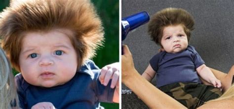 Un enfant aux cheveux très épais à quoi ressemble maintenant le