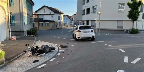 Goldach Sg Rollerlenker Bei Kollision Mit Auto Verletzt