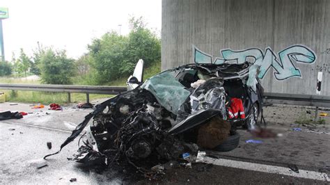 B16 Ingolstadt 23 Jähriger kracht frontal in Lkw sofort tot